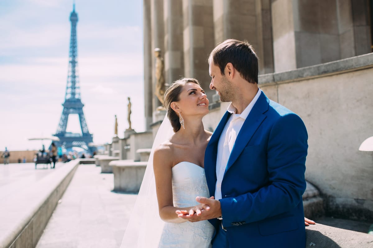 Couple de mariés au Trocadéro avec la tour Eiffel en arrière-plan